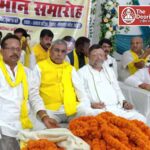 पुरस्कार लेकर भागे लोग, मंच पर मंत्री ने दी शिक्षा की सीख!