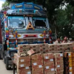 देवरिया में तस्करों ने ट्रक में छोड़ी 3 लाख की अवैध शराब, पुलिस की घेराबंदी देख फरार