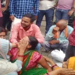 देवरिया: आउटसोर्सिंग कर्मचारी की मौत के बाद आक्रोश, शव लेकर नगर पालिका पहुंचे परिजन व सहकर्मी