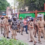 वाराणसी: अधिवक्ताओं ने दरोगा समेत चार पुलिसकर्मियों की की पिटाई, कचहरी परिसर में भारी तनाव
