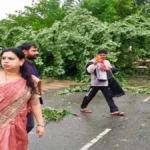 देवरिया में 20 घंटे से जारी मूसलाधार बारिश, जिलाधिकारी दिव्या मित्तल ने किया प्रभावित क्षेत्रों का निरीक्षण