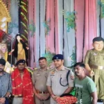 रुद्रपुर से देवरिया तक छा गए कोतवाल विनोद सिंह: दशहरा पंडाल में लगी प्रतिमा बनी चर्चा का विषय
