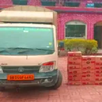 देवरिया में अवैध शराब तस्करी पर पुलिस का शिकंजा, टाटा मैजिक से 30 पेटी देशी शराब बरामद