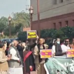 वायु प्रदूषण पर विपक्ष का संसद में विरोध प्रदर्शन, सोनिया गांधी बोलीं—“बच्चे मर रहे हैं, सरकार तुरंत एक्शन ले”