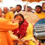 माघ मेला 2026 में 3 करोड़ की लैंड रोवर से पहुंचे सतुआ बाबा, लग्जरी स्टाइल बना चर्चा का विषय