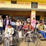 देवरिया: बसडिला मैनुद्दीन में दिव्यांगजनों को ट्राई-साइकिल वितरण, ग्राम प्रधान बसरे आलम शेख के नेतृत्व में हुआ कार्यक्रम