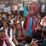यूजीसी के नए नियमों के विरोध में देवरिया में सवर्ण समाज का प्रदर्शन, सड़क जाम कर किया हनुमान चालीसा का पाठ