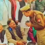 धरना स्थल पर एसएचओ ने सांसद के छुए पैर, वीडियो वायरल; जांच के आदेश