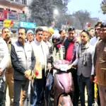 गांधी जी की पुण्यतिथि पर रोटरी क्लब कुशीनगर ने बाँटा गुलाब संग निःशुल्क हेलमेट