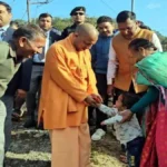 पैतृक गांव पंचूर पहुंचे सीएम योगी, बच्चों पर लुटाया स्नेह, ग्रामीणों को खेती के लिए किया प्रेरित