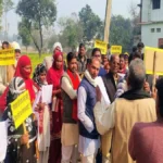 देवरिया : वोटर लिस्ट से नाम काटने के आरोप पर पथरदेवा में सपा कार्यकर्ताओं का प्रदर्शन