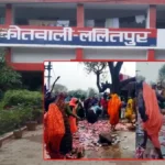 ललितपुर: शराब दुकानों के खिलाफ महिलाओं का उग्र प्रदर्शन, ताला तोड़ सड़क पर फेंकी शराब