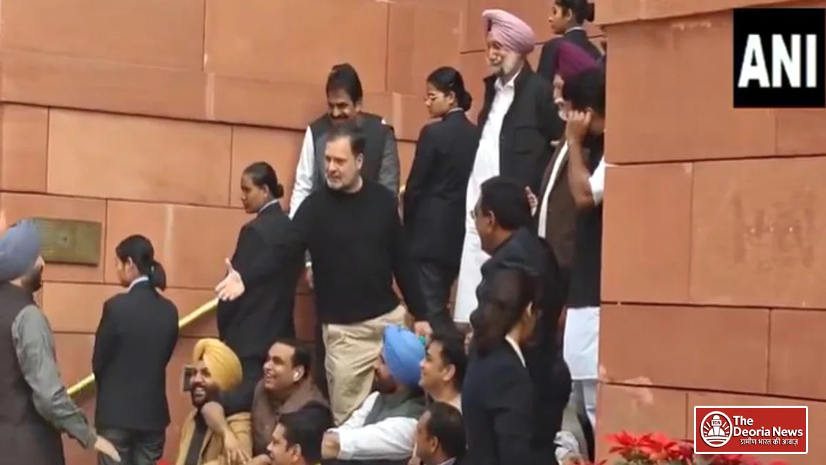 Rahul Gandhi and Ravneet Singh outside the Parliament