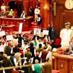 यूपी बजट सत्र के पहले दिन हंगामा, राज्यपाल के अभिभाषण के दौरान सपा-कांग्रेस का विरोध, सदन में गरमाई राजनीति