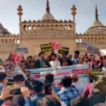 लखनऊ में शिया समुदाय का प्रदर्शन, खामेनेई की मौत के दावों पर तीन दिन का शोक; इमामबाड़े बंद