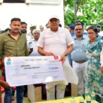 देवरिया : आकाशीय बिजली से मृत किसान के परिजनों को मिला ₹4 लाख का सहायता चेक, कृषि मंत्री सूर्यप्रताप शाही ने सौंपा