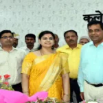 देवरिया: स्थानांतरित डीएम दिव्या मित्तल को भावभीनी विदाई, कलक्ट्रेट सभागार में सम्मान समारोह