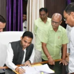 देवरिया के नए डीएम मधुसूदन हुल्गी ने संभाला कार्यभार, कृषि, स्वास्थ्य और शिक्षा पर रहेगा फोकस