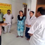 डीएम मधुसूदन हुल्गी का सीएचसी तरकुलवा पर औचक निरीक्षण, आठ कर्मचारी मिले अनुपस्थित