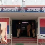 देवरिया: घाटी चौराहे के सैलून में उस्तरे से हमला, बाल कटवाने गए व्यक्ति की गर्दन व कंधे पर गंभीर चोट, मेडिकल कॉलेज रेफर