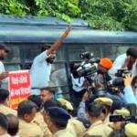 69000 शिक्षक भर्ती के अभ्यर्थियों का मायावती के आवास पर प्रदर्शन, पुलिस ने हिरासत में लेकर ईको गार्डन भेजा