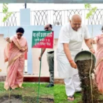 देवरिया : विवाह की 53वीं वर्षगांठ पर कृषि मंत्री सूर्य प्रताप शाही ने किया पौधारोपण, पत्नी के योगदान को किया नमन