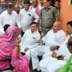 राजू विश्वकर्मा हत्याकांड: अखिलेश यादव ने पीड़ित परिवार को भेजी ₹1 लाख की सहायता, ब्रह्माशंकर त्रिपाठी ने सौंपा चेक