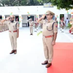 देवरिया पुलिस लाइन में शान से फहराया तिरंगा, पुलिसकर्मियों ने ली राष्ट्रसेवा की शपथ